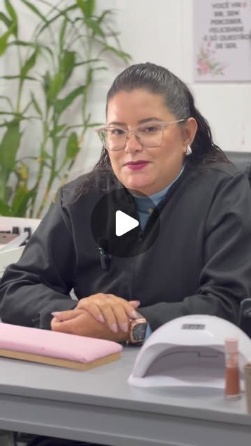 Cuidados profissionais com unhas e esmaltação em gel
