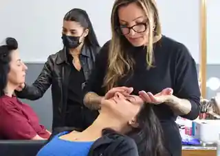 Atendimento profissional de beleza na região dos olhos no Patty Centro de Beleza
